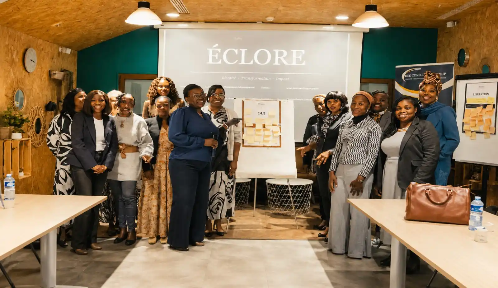 Flore Christ entourée des participantes lors d'un atelier de la conférence Éclore, autour de l'exercice « OUI »